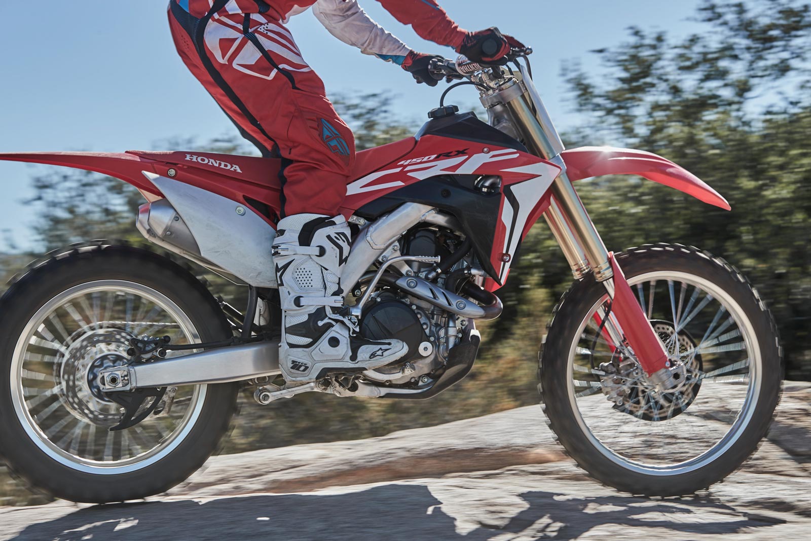 CRF450RXを、ライバル車と比較！ 見えてくるのは、軽さ？ パワー？ | DIRTSPORTS